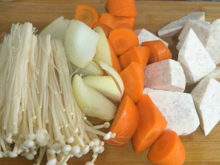 10、#咸味#红酒烤香草鸡腿,洋葱  香芋  胡萝卜切块，金针菇掰细