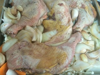 12、#咸味#红酒烤香草鸡腿,把腌制好的鸡腿放在上面，预热烤箱180°后，上下火180°90分钟