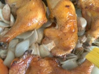 13、#咸味#红酒烤香草鸡腿,大概烤60分钟后取出给鸡腿和蔬菜表面刷一层油继续烤30分钟