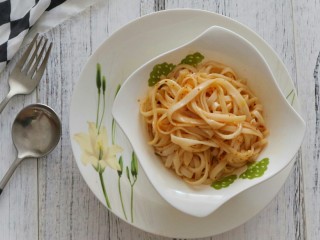 14、#咸味#红酒烤香草鸡腿,出炉时如果底部有蔬菜汁，也可以把蔬菜汁盛出用来拌面食，喜欢辣的可以加点老干妈辣椒酱一起拌