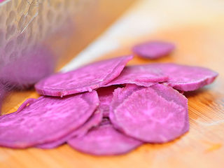 1、念念不忘 五彩蔬菜圆子,紫薯切片。