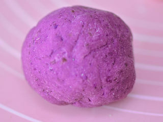 4、念念不忘 五彩蔬菜圆子,山药和紫薯都只需一点点面粉就可以成团。