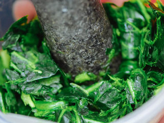 6、念念不忘 五彩蔬菜圆子,青菜捣碎。