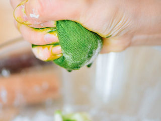 7、念念不忘 五彩蔬菜圆子,用纱布抱紧,挤出汁。不用特别多,一点点就够。