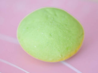 8、念念不忘 五彩蔬菜圆子,山药面团,取出一部分,放入青菜汁,揉匀,搓成绿色团。