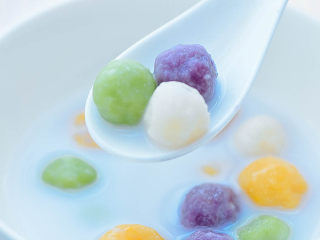 10、念念不忘 五彩蔬菜圆子,水煮开后,放入圆子煮5分钟左右,等圆子都浮在水面上就捞出,倒上一些牛奶,配着吃