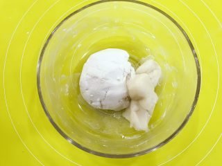 1、宝宝辅食:红糖芝麻汤圆-36M ,把煮熟的糯米团加入,用手揉成光滑的糯米团,要多点耐心哈,会有点黏手,可以带手套或手上抹点粉。