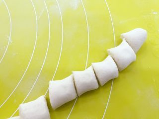 2、宝宝辅食:红糖芝麻汤圆-36M ,搓成细条,然后用刀切成差不多大小的小剂子。