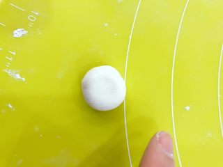 3、宝宝辅食:红糖芝麻汤圆-36M ,用手搓成大小适中的小圆子,放在手掌心搓成小圆球,然后用手指压扁下。