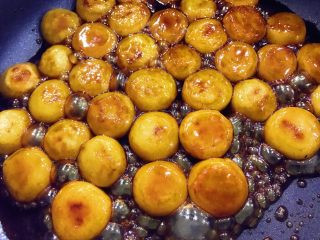 4、宝宝辅食:红糖芝麻汤圆-36M ,翻炒收汁完成即可。