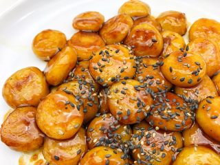 5、宝宝辅食:红糖芝麻汤圆-36M ,盛出,最后撒一点熟芝麻,又香又甜又糯