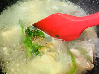 1、花蛤豆腐汤,即将出锅的花蛤豆腐汤,以下为做法的具体步骤: