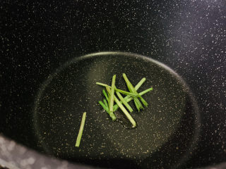 7、花蛤豆腐汤,锅里加食用油,放入葱白;