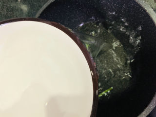 8、花蛤豆腐汤,葱白炒香,加入清水;