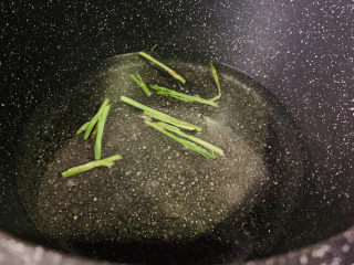 9、花蛤豆腐汤,用葱白起锅底的汤,特别香;