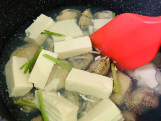 12、花蛤豆腐汤,轻轻搅拌,让汤覆盖全部;