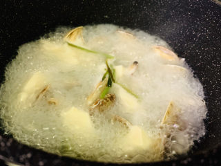 14、花蛤豆腐汤,翻开锅盖,非常的香;