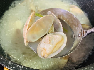 15、花蛤豆腐汤,花蛤汤汁呈乳白色;