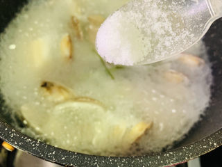 16、花蛤豆腐汤,加盐;