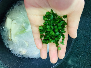 18、花蛤豆腐汤,撒葱粒;