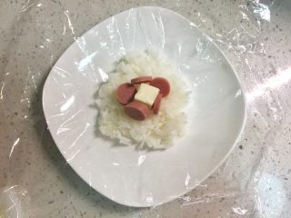 3、火腿芝士雪娃娃饭团#诞愿有你#,放入芝士块和火腿片，我用的是乐芝牛芝士小食，也可以把芝士片切碎。