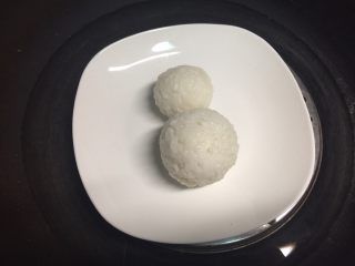 6、火腿芝士雪娃娃饭团#诞愿有你#,因为我用的是凉米饭，所以放锅里上汽后蒸了五分钟。也可以用微波炉加热，让里边的芝士融化。