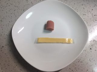 7、火腿芝士雪娃娃饭团#诞愿有你#,剪一条5毫米左右宽的芝士条。