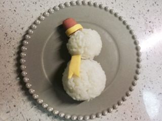 10、火腿芝士雪娃娃饭团#诞愿有你#,再剪一小段芝士片，一端剪出燕尾，做围巾的竖向部分。