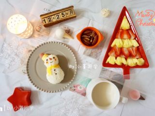 15、火腿芝士雪娃娃饭团#诞愿有你#,搭配燕麦牛奶，菠萝草莓圣诞树，碧根果，圣诞美味早餐吃起来哦～