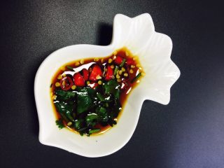 9、????鱼籽酱春卷????,用捞汁 调好 因为减脂 不加盐。可以少放些海鲜酱油