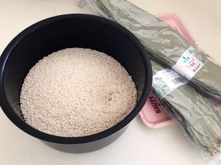 1、家常原味粽子,准备食材：糯米，粽子叶