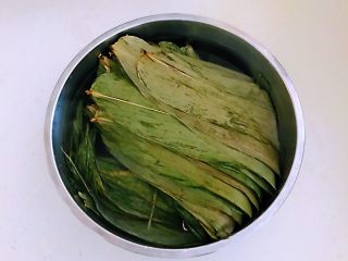 4、家常原味粽子,用冷水浸泡粽叶12小时左右