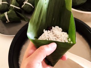 13、家常原味粽子,用大拇指把粽子卷短边整理平整