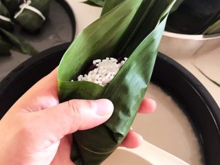 14、家常原味粽子,把粽子叶的左边向中间折