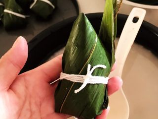 17、家常原味粽子,取一个根线绳把包好的粽叶捆起来
