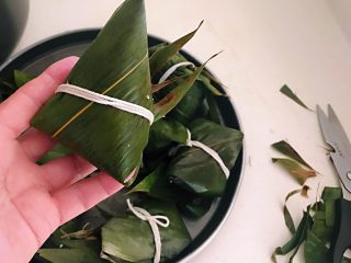 19、家常原味粽子,用剪刀把粽子叶的边缘剪一下，这样粽叶就完美了