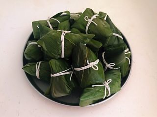 20、家常原味粽子,逐一剪好的粽子，非常整齐