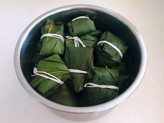 21、家常原味粽子,把粽子放入锅里
