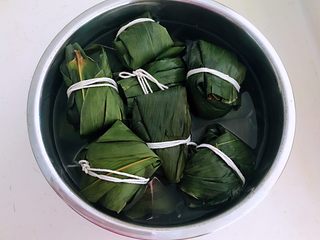 22、家常原味粽子,加入冷水