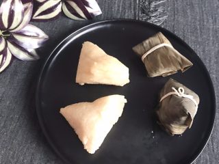 27、家常原味粽子,把粽子剥皮就可以吃了