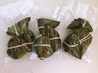 29、家常原味粽子,没有吃完的我用真空包装袋密封好放入冰箱冷藏保存，吃的时候拿出来热一下就可以，蛮方便的。