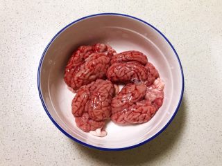 1、麻辣脑花,新鲜的猪脑花