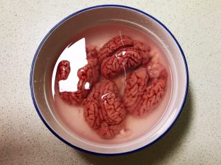 2、麻辣脑花,用冷水清洗干净