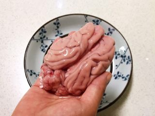 3、麻辣脑花,摘去猪脑外面的血丝