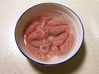 4、麻辣脑花,再用冷水清洗干净