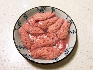 5、麻辣脑花,把清洗干净的猪脑捞出来