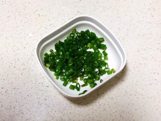 6、麻辣脑花,香葱叶切成末