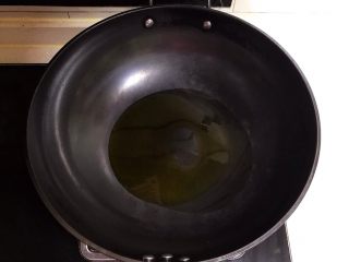 9、麻辣脑花,炒锅烧热后放入1大勺菜籽油