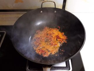 10、麻辣脑花,油烧热后加入红油豆瓣酱，炒出红油