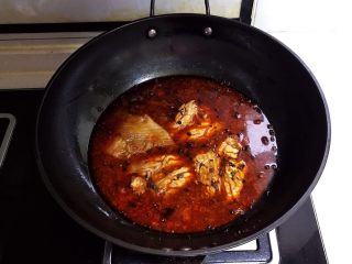 12、麻辣脑花,放入猪脑花，水量没过脑花即可，盖上锅盖，大火烧开后小火慢烧20分钟即可